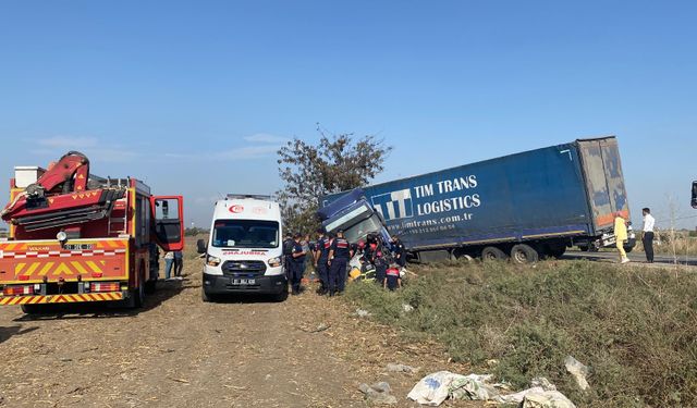 Ceyhan'da TIR ile otomobilin çarpıştığı kaza kamerada