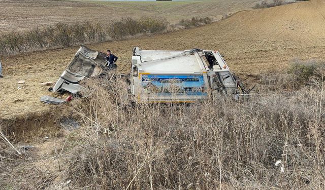 Çöp toplama kamyonu tarlaya devrildi; 3 yaralı / Video eklendi