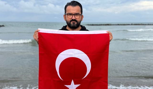 Cumhuriyet'in 102'nci yılını su altında bayrak açarak kutladılar