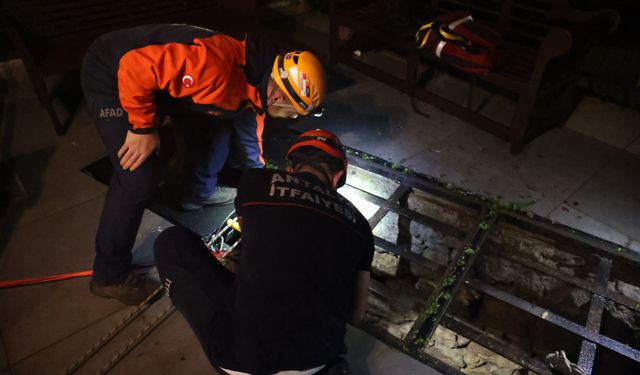 Dalgaların yükselmesiyle 6 saat mağarada mahsur kalan 2 kişi kurtarıldı / Ek fotoğraflar