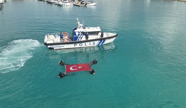 Denizde Türk bayrağı açarak Cumhuriyet Bayramı'nı kutladılar