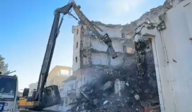 Depremde hasar gören 47 yıllık banka binası yıkılıyor
