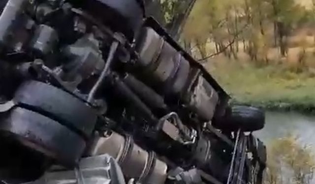 Devrilen TIR'da sıkışan sürücü 2 saatlik çalışmayla kurtarıldı