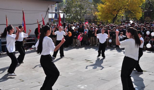 Digor'un kurtuluş yıl dönümü töreninde Pikachu mehterle yürüdü