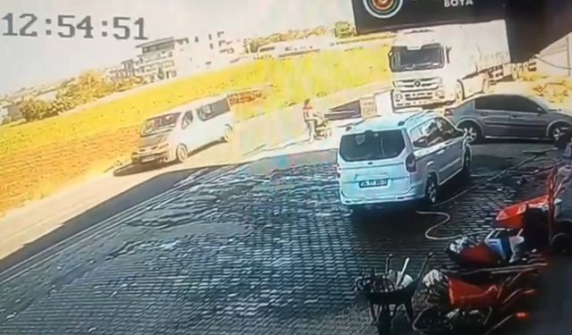 Diyarbakır'da otomobille minibüsün çarpıştığı kazada 3 kişi yaralandı; o anlar kamerada