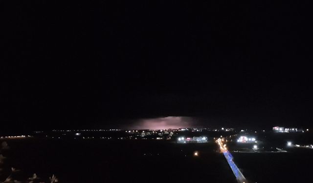 Diyarbakır'da şimşekler geceyi gündüze çevirdi