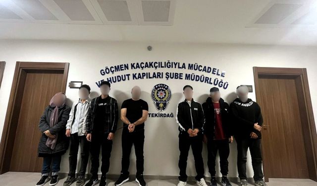 'Düğün konvoyu aracı' görünümlü otomobilde, 1 hükümlü ile 5 kaçak göçmen yakalandı