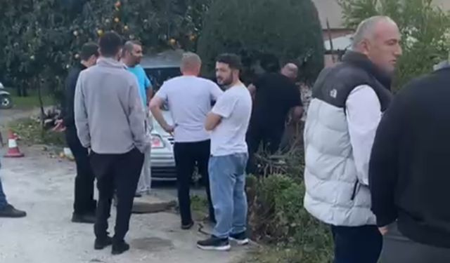 Durakta beklerken hafif ticari aracın çarptığı kadın öldü; kaza anı kamerada