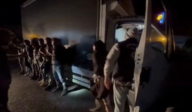 Durdurulan 2 araçtan 38 kaçak göçmen çıktı; 2 tutuklama