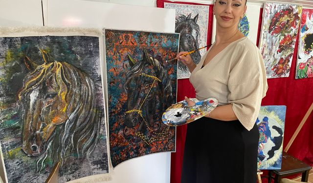 El dokuması halı ve kilimleri resimlerine 'tuval' yaptı