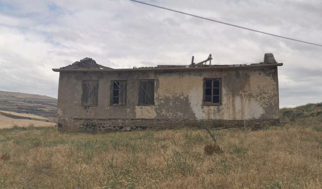 Eski okul binasını 'el birliği' ile restore edip, sosyal alana dönüştürdüler