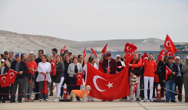 Eskişehir'de Cumhuriyet Bayramı'na özel koreografi; insanlar hilal, akrobasi uçağı yıldız oldu