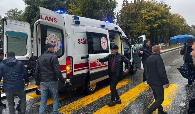 Esnaf, kazada yaralanan yaya ıslanmasın diye şemsiye açtı, üstüne mont örttü