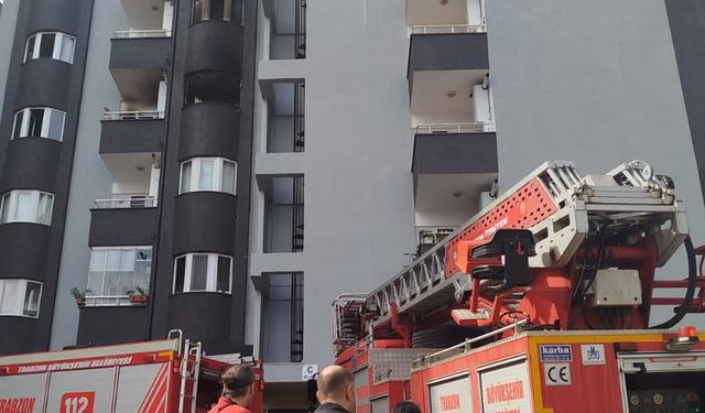 Evinde çıkan yangını söndürmek isterken yaralandı