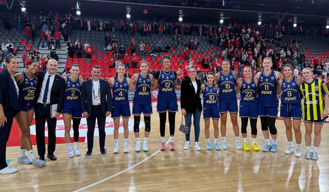 Fenerbahçe taraftarı parkede takımlarını yalnız bırakmıyor