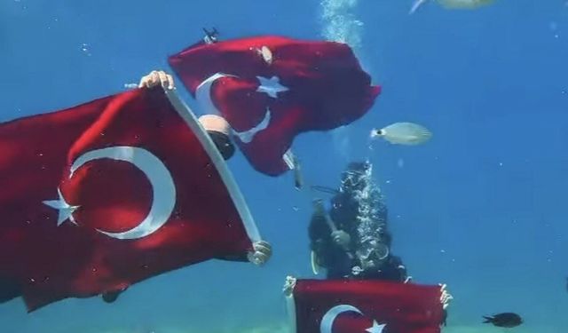 Fethiye'de su altında Cumhuriyet kutlaması
