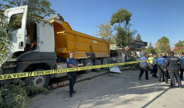 Freni boşaldığı öne sürülen kamyon 7 iş yerine çarptı