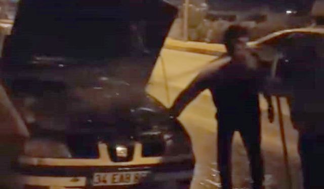 Gaziantep'te seyir halindeyken alev alan otomobil yandı