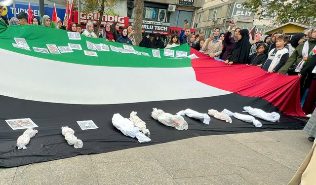 Gazze için yürüyüp, gökyüzüne balon bıraktılar