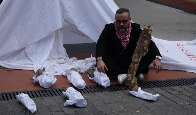 Gazze'de ölen bebeklere dikkat çekmek için kefenli eylem yaptı