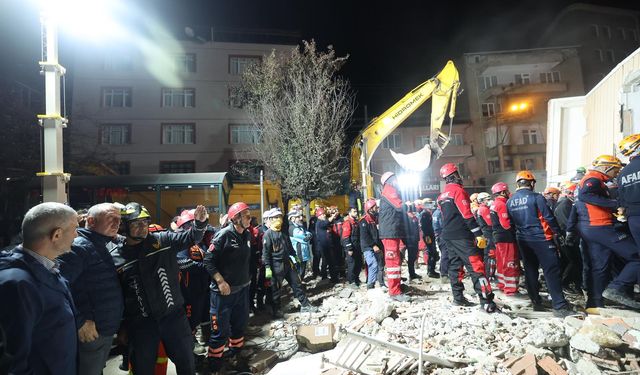 Gebze'de bina çöktü; 5 kişiden 1'i sağ, 2'sinin cansız bedeni çıkarıldı (17)
