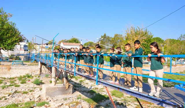 Gediz kurudu, öğrenciler boş nehir yatağına olta attı / Ek fotoğraflar