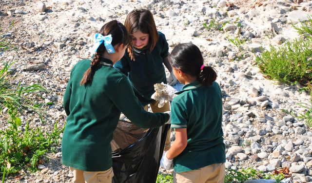 Gediz kurudu, öğrenciler boş nehir yatağına olta attı