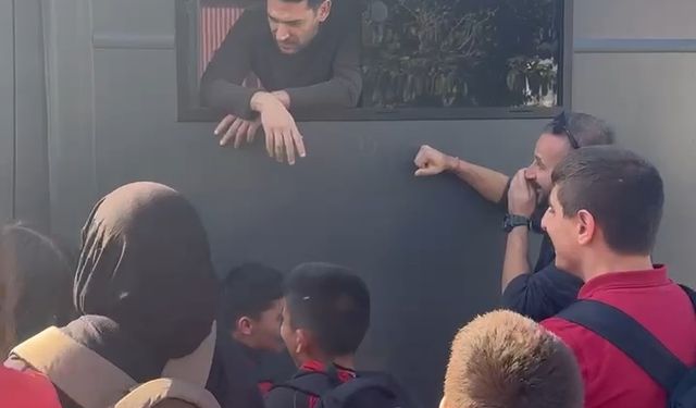 Güller ve Günahlar seti çocuklarla renklendi