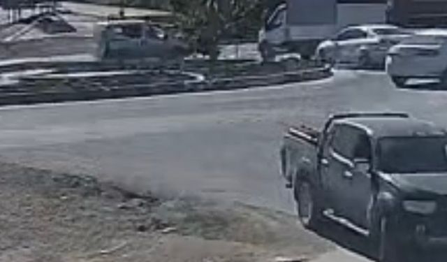 Hafif ticari araç, iki motosiklete çarptı; 2'si ağır 6 yaralı / Video eklendi