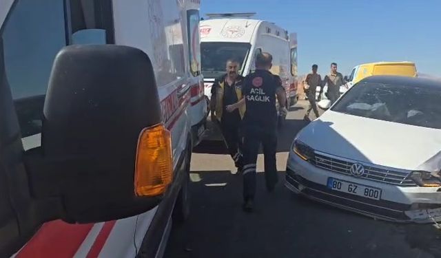 Hafif ticari araç ile otomobil çarpıştı: 8 yaralı