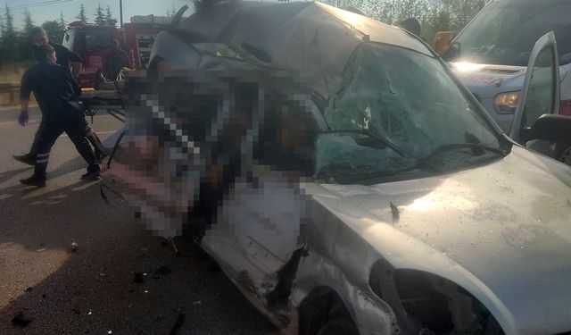 Hafif ticari araçla kamyon çarpıştı: 4 ölü, 2 yaralı