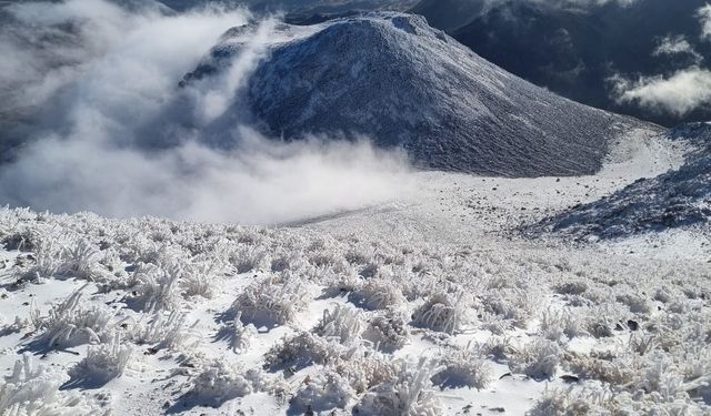 Hasan Dağı'nın zirvesine yağan kar, kartpostallık görüntüler ortaya çıkardı