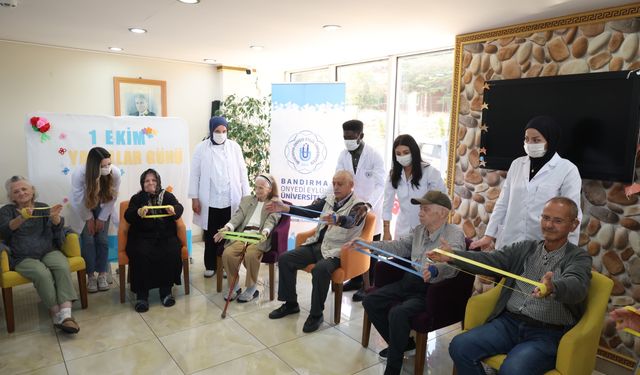Huzurevini ziyaret edip, yaşlılarla egzersiz yaptılar