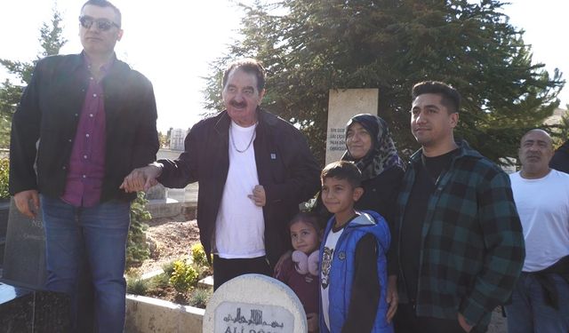 İbrahim Tatlıses'ten Neşet Ertaş'ın mezarına ziyaret