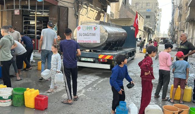İHH, Gazze'de enkaz temizliği ve su dağıtım çalışmalarını sürdürüyor