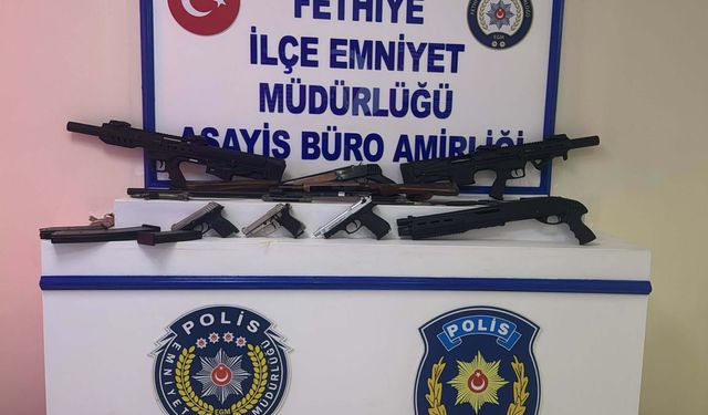 İş yerinin önüne bırakılan çantadan 8 silah ve kesici aletler çıktı