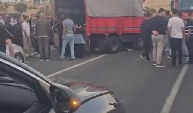 İşçileri taşıyan kamyonet ile kamyon çarpıştı: 14 yaralı