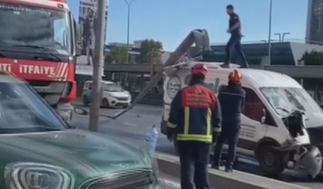 İstanbul - Avcılar'da minibüsün çarptığı elektrik direği D-100'e devrildi