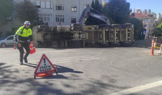 İstanbul - Beşiktaş'ta yükünü boşaltan hafriyat kamyonu devrildi; kaza kamerada