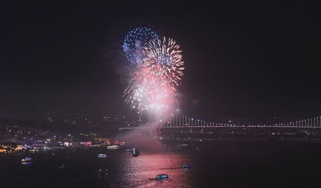 İstanbul - İstanbul Boğazı'nda Cumhuriyet Bayramı havai fişek gösterileri eşliğinde coşkuyla kutlandı