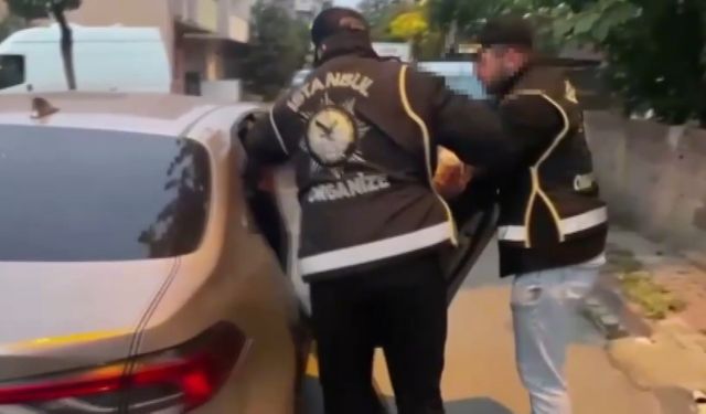 İstanbul- İstanbul'da 'motosikletli' suç örgütlerine düzenlenen operasyonlarda ele geçirilenler sergilendi