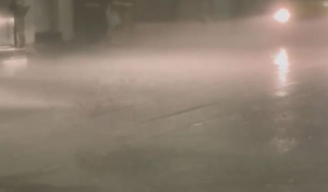 İstanbul - İstanbul'da sağanak etkili oldu; İstiklal Caddesi sular altında kaldı