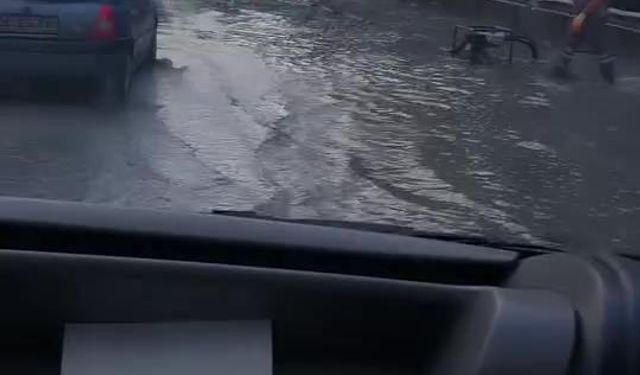 İstanbul - İstanbul'da sağanak sonrası caddeler su içinde kaldı; araçlar ilerlemekte zorluk yaşadı