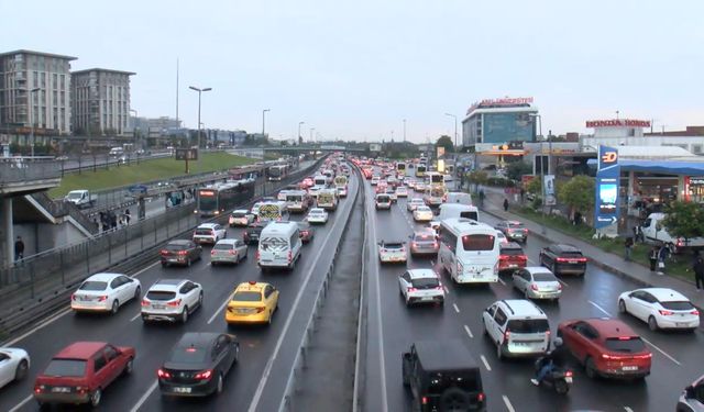 İstanbul - İstanbul'da yağışın etkisi ile trafik yoğunluğu oluştu -1