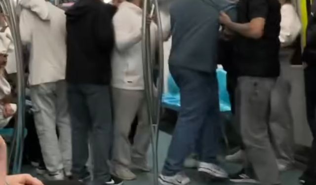 İstanbul-Marmaray'da iki grubun tekme ve yumruklu kavgası kamerada