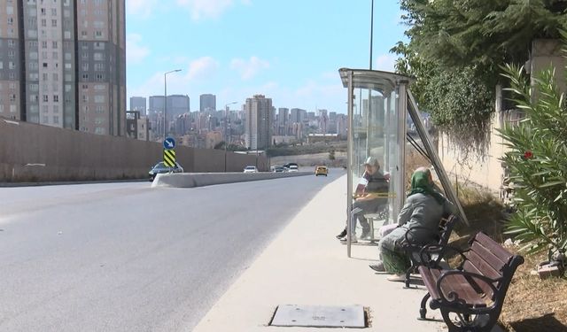 İstanbul- Otobüs durağına öğrenciler için taştan bank yapmıştı, bu kez İETT'den karşı kaldırıma durak istedi