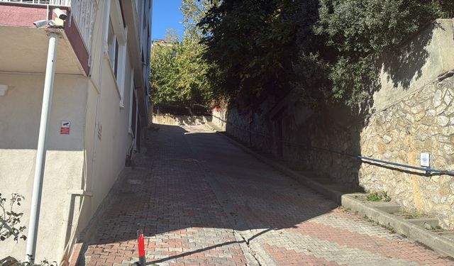 İstanbul - Sarıyer'de yokuştan kayan otomobil binaya çarpıp korkuluklarda asılı kaldı