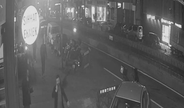 İstanbul- Sultangazi'de tek teker üzerinde ilerleyen motosikletli otomobile çarptı; kaza kamerada