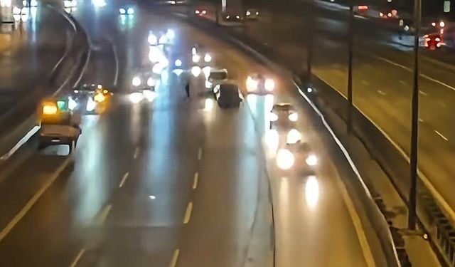 İstanbul-TEM Otoyolu'nda kaza sonrası araçlar yol ortasında kaldı; tehlikeli anlar kamerada