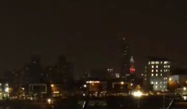 İstanbul - Ümraniye'de Finans Merkezi'nde bir binaya yıldırım düştü